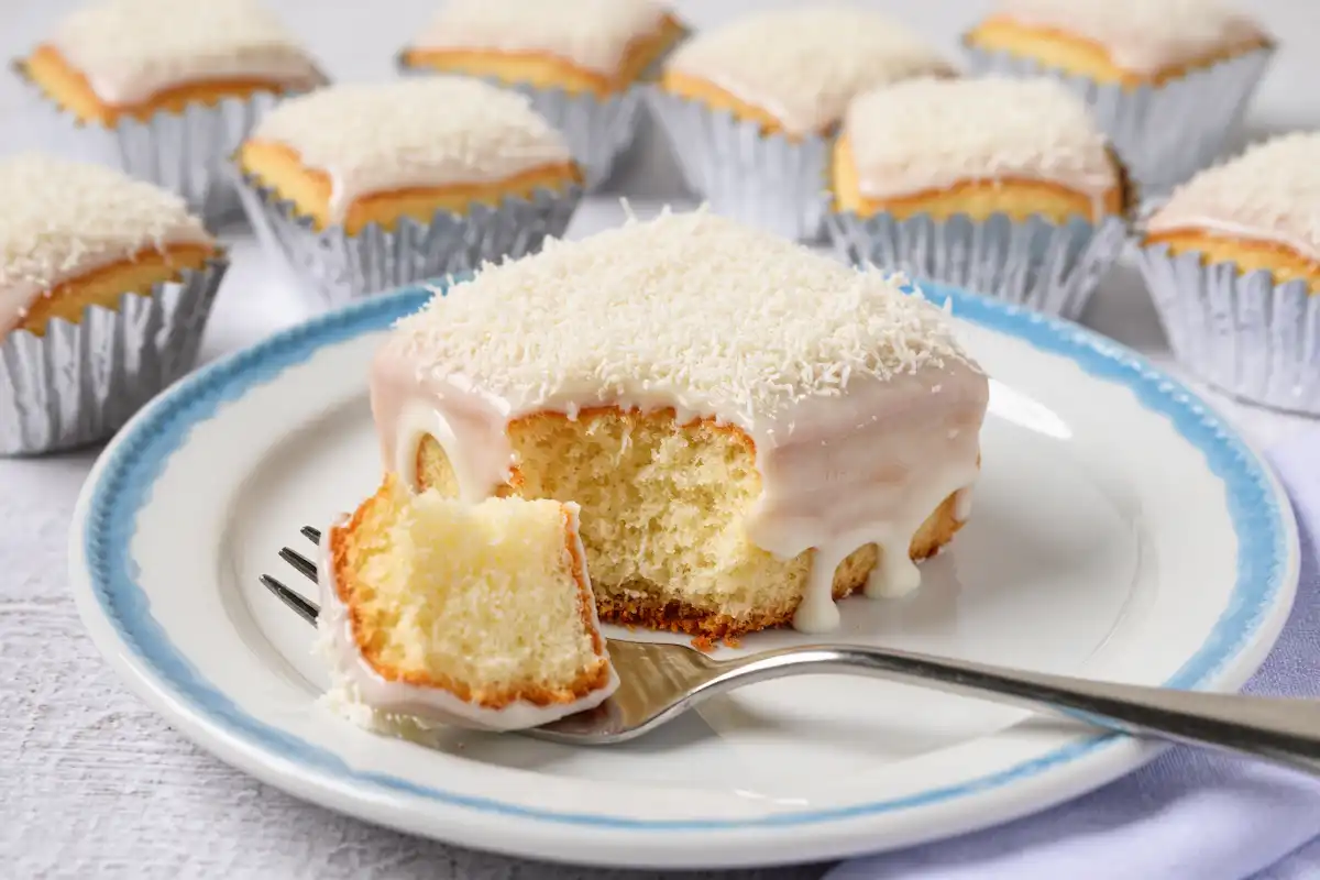 Bolo de Coco com Leite Condensado Fit: A Nostalgia em Versão Saudável!