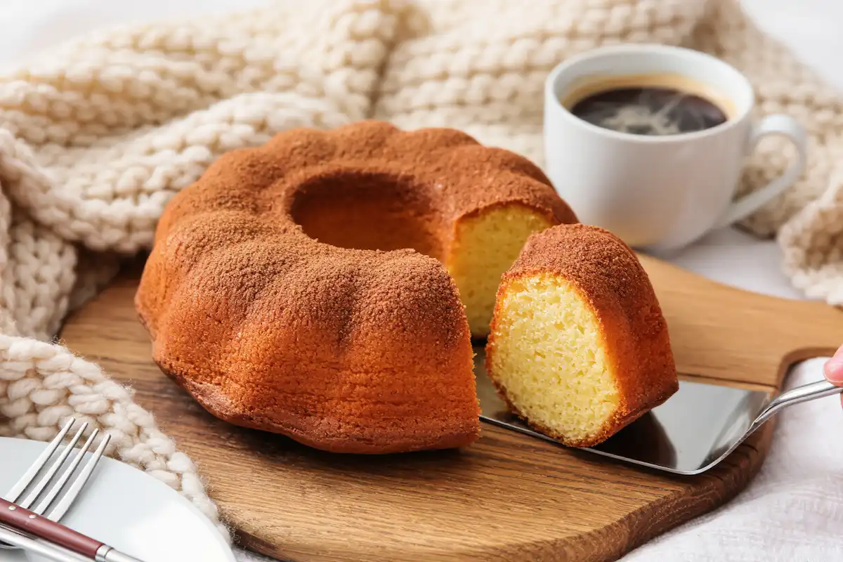 Bolo de Iogurte com Mel e Canela: O Abraço Quentinho que Faltava no Seu Dia!
