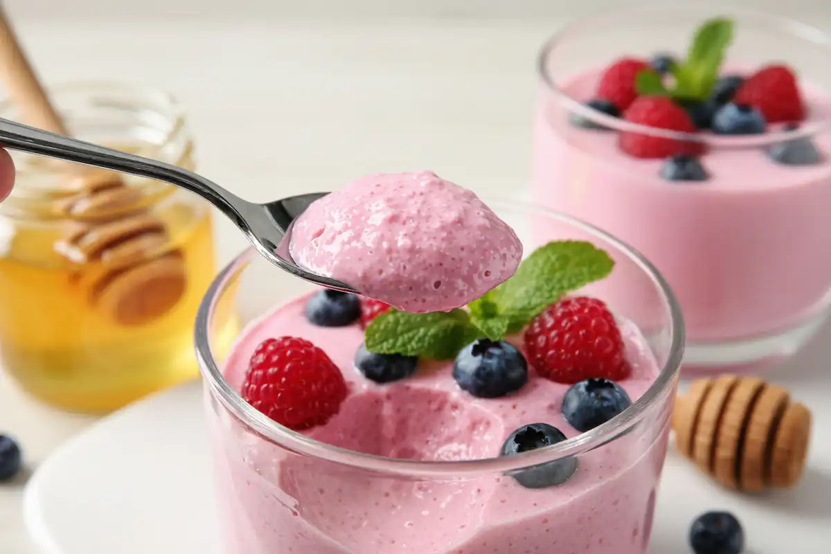 Mousse Gelado de Frutas Vermelhas com Iogurte e Mel Natural
