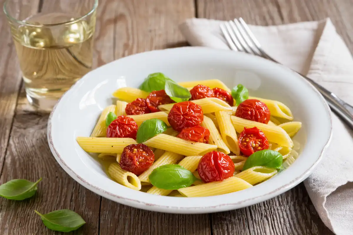 Penne de Ervilha com Tomate Assado, Alho e Manjericão: O Sabor da Itália em Versão Fit!