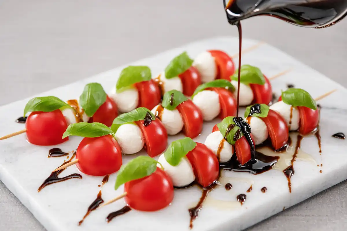 Salada Caprese no Palito com Redução de Balsâmico: O Aperitivo Mais Fácil e Elegante que Você Vai Fazer!