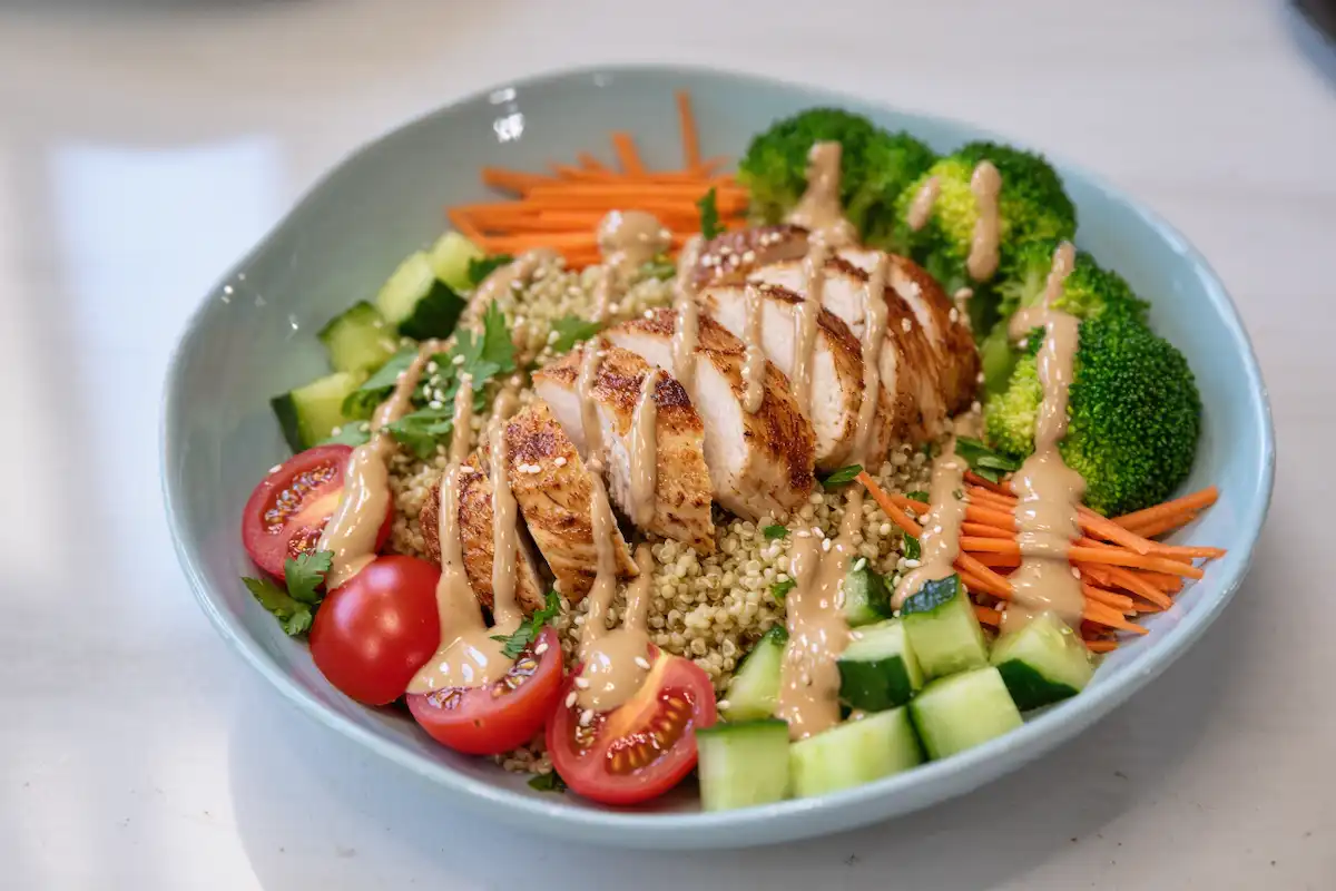 Tigela de Quinoa com Legumes, Frango Grelhado e Molho de Tahine