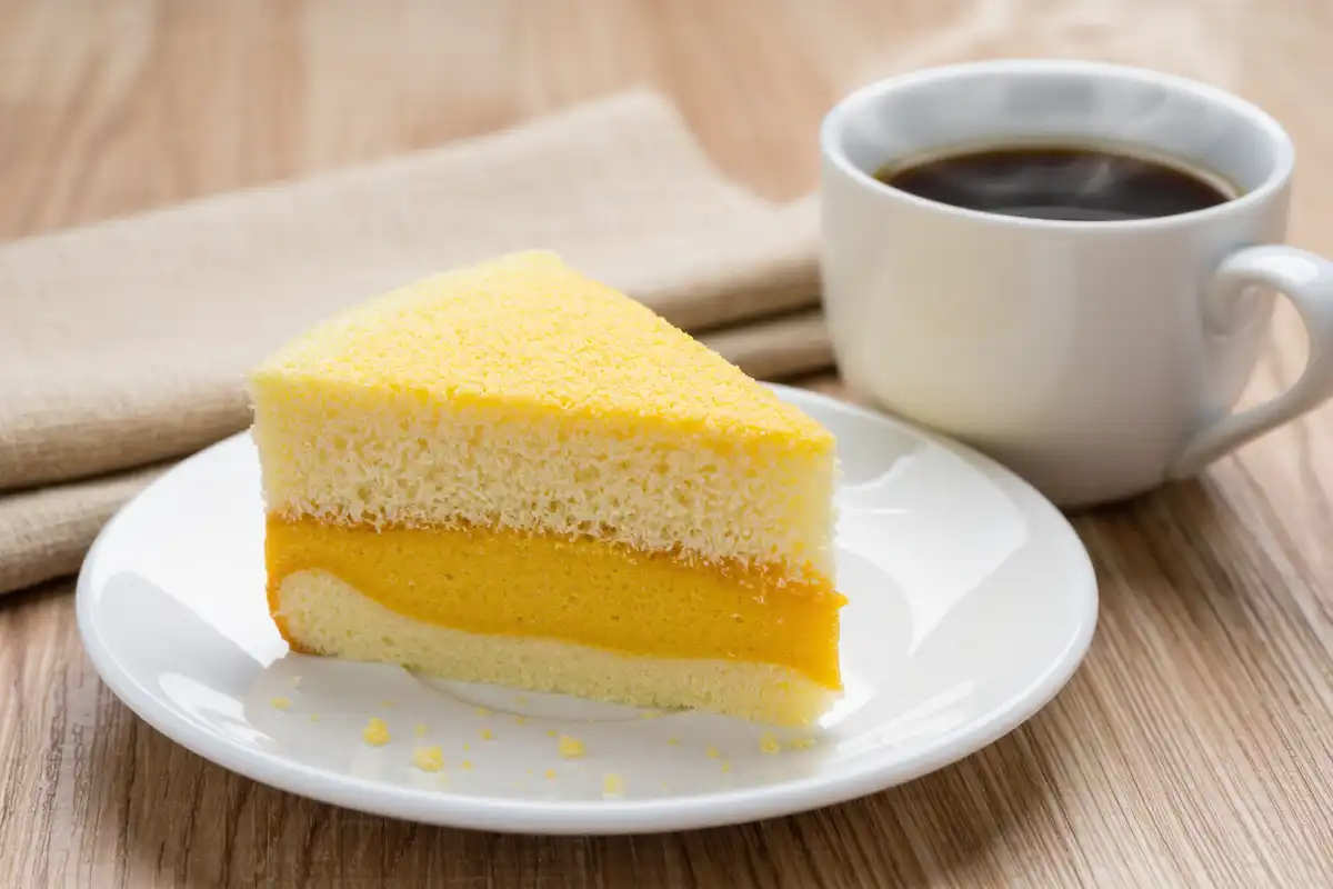 Bolo de Fubá Cremoso com Queijo Que Sai do Forno com Duas Camadas