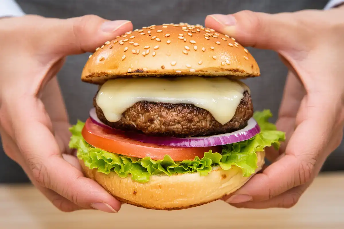 Hambúrguer de Cogumelo Portobello com Queijo Provolone Que Escorre