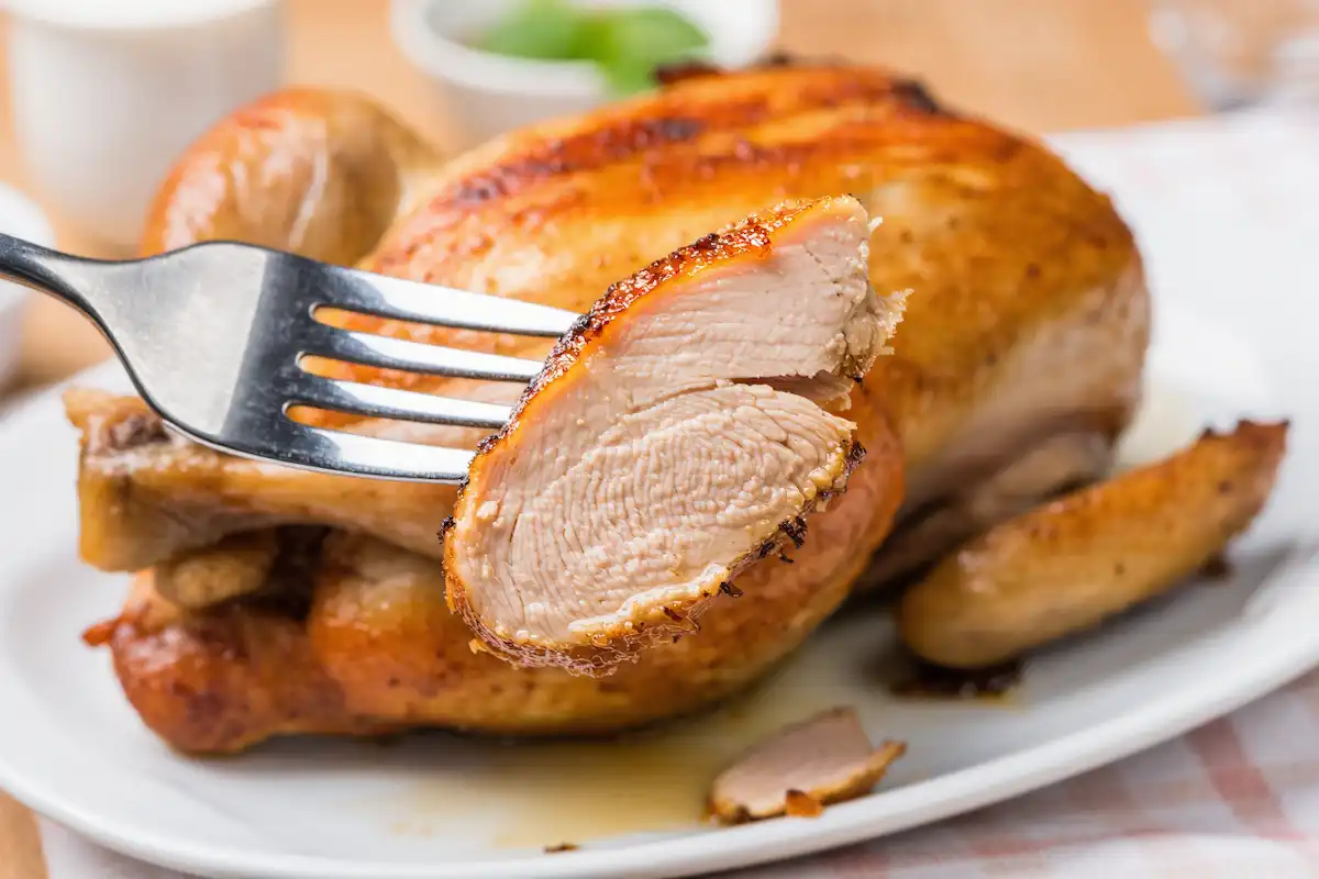 O frango assado que fica tão suculento que o peito parece coxinha