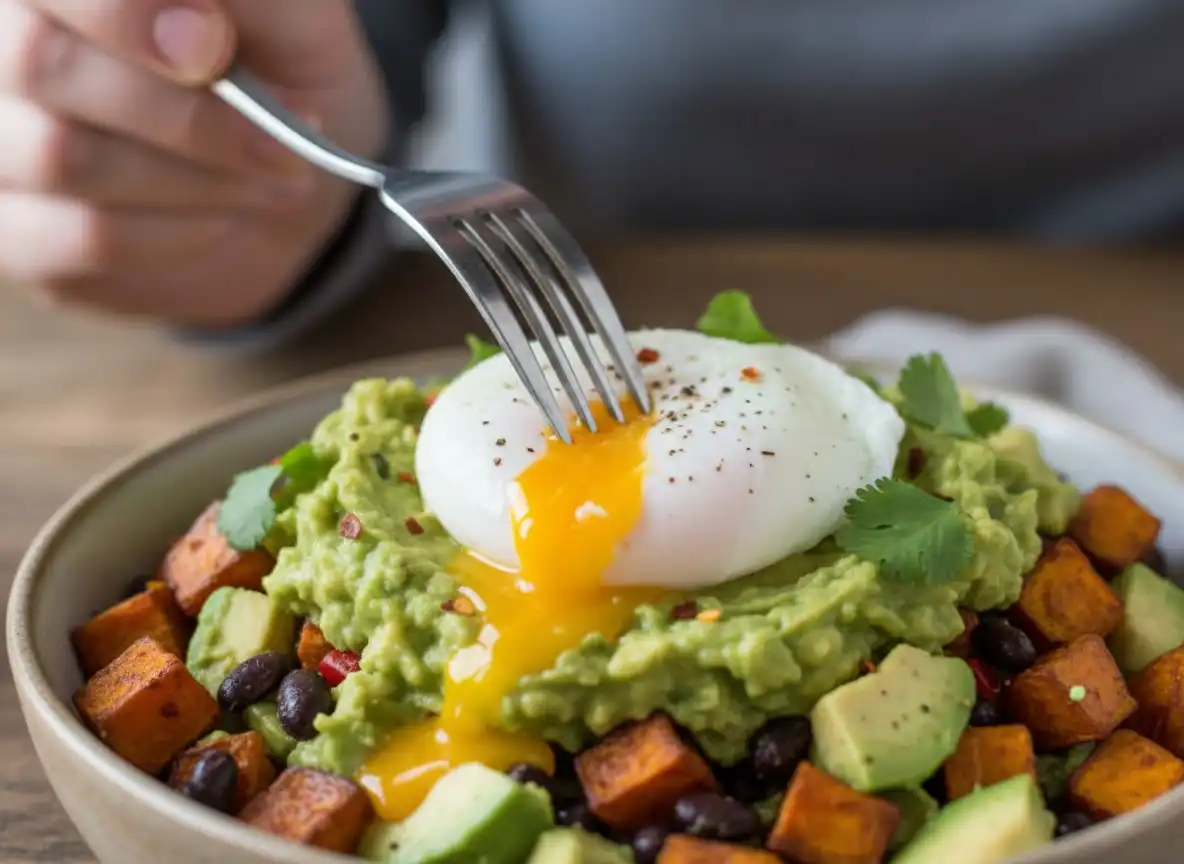 Tostada de Batata-Doce com Guacamole e Ovo Pochê